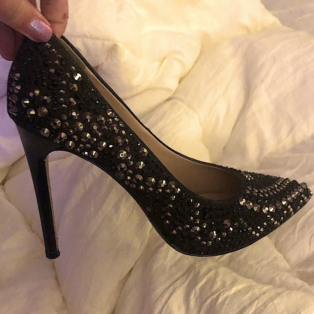 👠SOLD👠GIANNI BIINI BLACK HIGH HEELS W/ ✨ STUD ACCENTS🖤